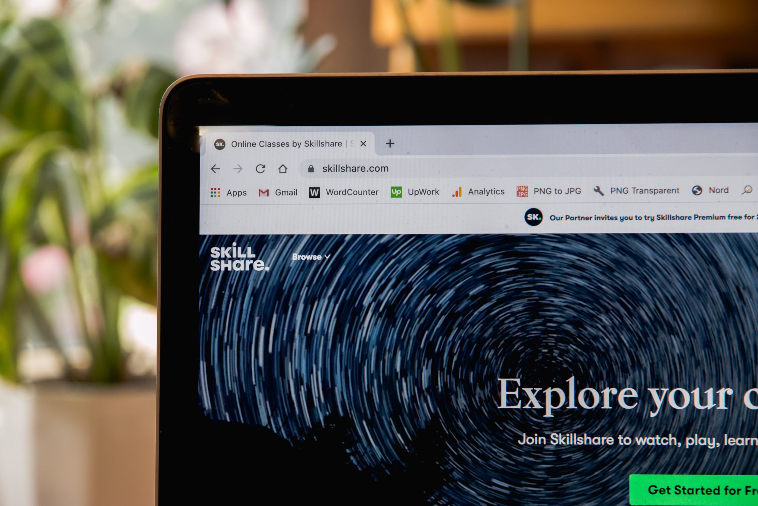Laptop mit der Skillshare Homepage